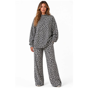 Conjunto de dos piezas para mujer con estampado de leopardo gris: Sudadera oversize de cuello alto y pantalones de chándal anchos a juego - Product Image 1