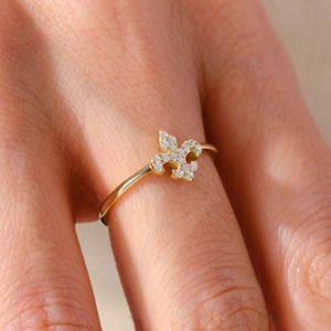 Bague pour femme en argent 925, forme fleur de lys, sertie pavé de moissanite et de diamants ronds, style classique, pour usage quotidien - Product Image 3