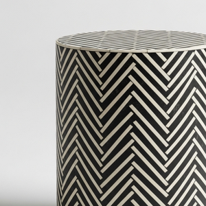 Table d'appoint ronde en métal industriel noir et blanc avec incrustation, motif chevron fait main, tabouret d'appoint pour la décoration de l'appartement et de la maison - Product Image 5