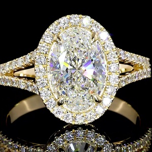 Anillo de compromiso de oro amarillo de 14K con halo y tallo dividido, con diamante cultivado en laboratorio de corte ovalado de 1.5 quilates certificado por IGI, joyería fina - Product Image 3
