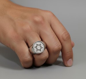 Anillo de Sello Cristiano Hecho a Mano con Estrella, Joyería Minimalista de Fe, Anillo Masculino con Símbolo de Israel, Latón Personalizado Bañado en Oro de 22k - Product Image 1