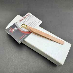 Pince à épiler professionnelle en acier inoxydable japonais brun clair avec logo personnalisé, testée à la main, courbée, à pointe isolante et pointue - Product Image 3