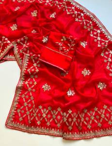 Sari de satén Fandy de diseñador para fiesta con hermoso bordado y blusa a juego con bordado. - Product Image 3
