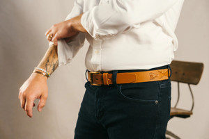 Cinturón de Cuero Vacuno Personalizado OEM con Hebilla de Hierro, Diseño Casual Bordado, Ajustable y de Alta Durabilidad para Hombres y Mujeres - Product Image 5