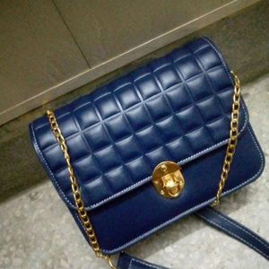 Ceci est un sac à bandoulière et à porter en travers du corps bleu matelassé de la collection ASC pour femmes. - Product Image 6