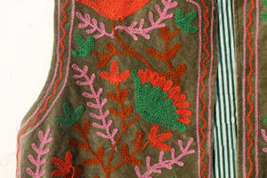 Chaleco vintage de terciopelo Suzani con bordado artesanal, estilo bohemio chic, chaleco para mujer, chaqueta Suzani, regalo para ella. - Product Image 2