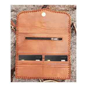 Bolso bandolera de cuero color canela hecho a mano con piedra turquesa y diseño grabado a mano – Bolso de mano estilo bohemio - Product Image 5