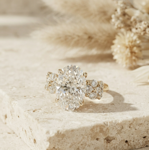 แหวนเพชรทรงรี 2 กะรัต ทองคำขาว 14K ประดับเพชรสามเม็ด ดีไซน์หรูหราจาก Pragalbh Jewels แหวนหมั้นเพชรแท้ เครื่องประดับชั้นดี - Product Image 1