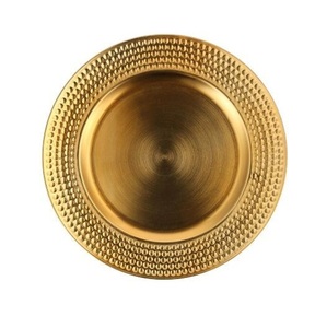 Assiettes de présentation rondes en laiton minimalistes, décoratives et élégantes pour la mise en scène de tables de salle à manger, mariages, banquets et événements - Product Image 2