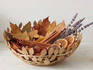 Bol en métal décoratif de style glamour fait main avec motif de feuilles dorées, idéal pour les mariages, les fêtes et la décoration intérieure - Product Image 5