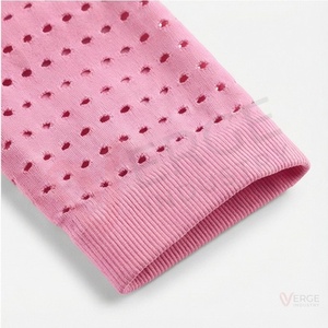Ensemble 2 pièces de yoga pour femme, bleu marine côtelé, composé d'un crop top à manches longues et d'un short taille haute, avec décolleté carré et bretelles spaghetti - Product Image 6