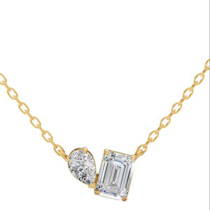 Collier pendentif Toi et Moi en or 14 carats avec diamants de laboratoire, pierres taillées poire et émeraude sur une chaîne au design moderne et élégant - Product Image 1