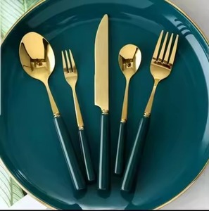 Ensemble de couverts élégants en métal pour table de cuisine, cuillère, fourchette, paire de service, parfait pour une mise en scène contemporaine de la salle à manger - Product Image 1