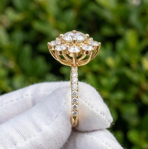 แหวนหมั้นเพชรสร้างในห้องปฏิบัติการ Sparkledge Creation ดีไซน์ทันสมัย 3 กะรัต ทอง 10K/14K/18K ระดับความสะอาด E VVS2 VS1 ประดับเพชรแบบ Floral Cluster Channel Pav Set - Product Image 6