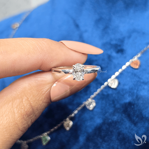 แหวนหมั้นเพชรทรงรี 0.5 กะรัต ได้รับการรับรองจาก IGI เพชรเพาะเลี้ยงแบบโซลิแทร์ ประดับด้วยวงแหวนรอบเพชรแบบซ่อน ในตัวเรือนทองคำขาว 10K - Product Image 4