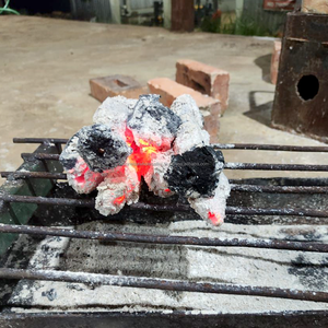 Briquettes de charbon de bois de sciure de bois fabriquées à la machine de haute qualité coquille de noix de coco d'Indonésie pour griller BBQ en gros - Product Image 4