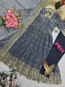 Robe Anarkali en soie grise avec broderie dorée, longueur ras du sol, tenue traditionnelle indienne et pakistanaise pour mariage, pour femmes - Product Image 4