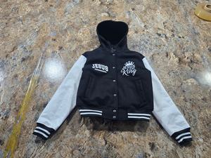 Veste courte à capuche pour femme « JESUS EST MON ROI » - Veste de baseball noire et blanche, style streetwear chrétien - Product Image 6
