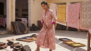 เดรสยาวพิมพ์ลายดอกไม้แบบแฮนด์บล็อก คอวี ติดกระดุม สไตล์กัลลี พร้อมขอบผ้าฝ้าย ระบายอากาศได้ดี ชุดลำลองสำหรับผู้หญิง ผลงานชิ้นเอก - Product Image 2