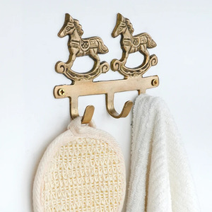 Gancho de Pared Decorativo de Metal con Forma de Caballo, Hecho a Mano en Latón Dorado, con 3 Ganchos, para Colgar Ropa - Product Image 4