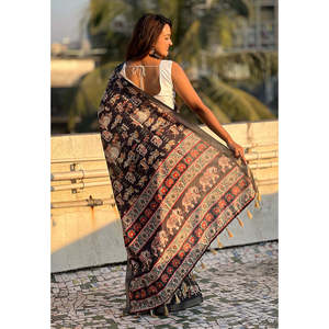 Robes de soirée Elite Weaves en soie Tussar noire avec bordure tissée Zari et motif imprimé - Product Image 4