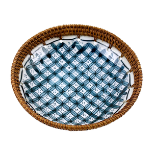 Plat de service en céramique à motif géométrique à carreaux bleus fait à la main, bordure en rotin tissé écologique pour la maison, la salle à manger et la fête. - Product Image 1