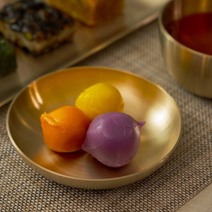Bol moyen élégant en bronze forgé à la main, assiette traditionnelle coréenne pour la haute cuisine - Product Image 6