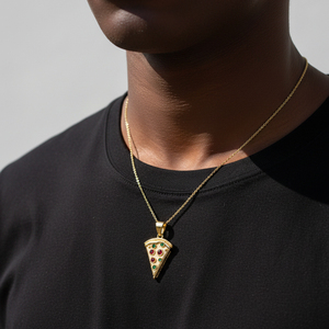 Collier pendentif mignon en or massif 14 carats en forme de tranchette de pizza avec pierres précieuses rouges et vertes, chaîne cubaine - Product Image 6