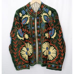 Veste d'hiver style bohème ART&ART faite à la main en velours Suzani à motif floral brodé, écologique et à séchage rapide - Product Image 5