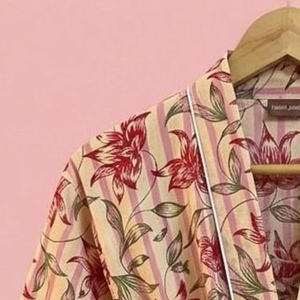 Kimono en coton à imprimé floral traditionnel pour femme, conçu comme une tenue de nuit décontractée et une élégante robe de détente. - Product Image 1