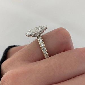Bague de fiançailles solitaire en diamant de laboratoire taille marquise avec halo caché, en platine, pour mariage, tendance, cadeau de fête, bijou raffiné - Product Image 4