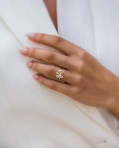 Anillo Solitario de Dos Piedras con Diamante Amarillo en Forma de Pera de 2.4 CT y Diamante Cultivado en Laboratorio con Corte Marquise de 1.4 CT, Certificado IGI - Product Image 1