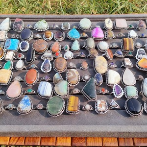 แหวนมูนสโตนธรรมชาติขายดีที่สุด แหวนทองเหลืองทรงหรูหราสำหรับทุกเพศ เหมาะเป็นของขวัญวันเกิด วันครบรอบ ลดราคา - Product Image 1