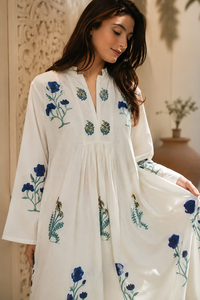 Robe maxi bohème à imprimé floral blanc, 100% coton, manches longues, respirante, décontractée, à porter au quotidien pour femmes - Product Image 4