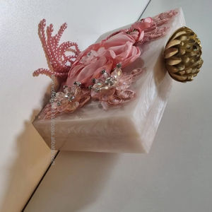 Monederos y bolsos de mano de resina hechos a medida adornados con diamantes de imitación ideales para la moda de Falak World Export - Product Image 1