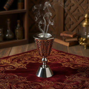 Encensoir en métal orné de luxe, argenté et à motif bois, avec base sur piédestal et design ajouré complexe, pour Bakhoor, vente en gros - Product Image 1