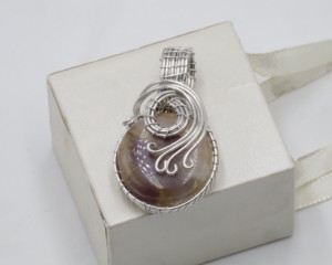 Pendentif en améthyste naturelle avec enroulement en fil de cuivre, bijoux en pierres précieuses faits à la main, taille libre, pendentif en cristal de guérison - Product Image 3