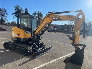 Miniexcavadora Sany SY50U de Cinco Toneladas con Diseño Compacto para Espacios Reducidos, Renovación de Viviendas y Trabajos de Excavación, Eficiente en Consumo de Combustible - Product Image 2