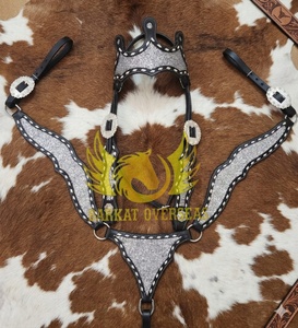 Ensemble de sellerie western pour cheval en cuir naturel souple, léger, personnalisé, argenté, orné de strass, avec têtière et plastron en forme de couronne - Product Image 4