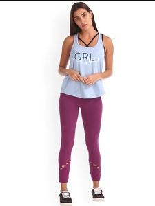 Débardeur croisé bleu clair pour femme avec imprimé GRL PWR, gilet de sport respirant pour l'entraînement, logo frontal, tissu tricoté - Product Image 2