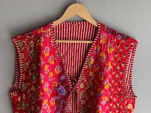 Chaleco Acolchado de Algodón con Estampado Floral Rojo para Mujer, Sin Mangas, Cuello en V, Bolsillos de Parche, Chaqueta Reversible, Estilo Primavera, REGALO PARA ELLA - Product Image 4