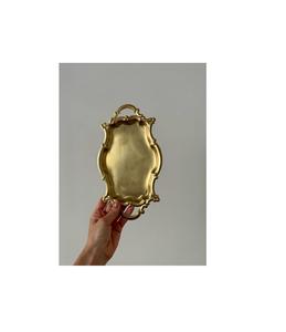 Plateau de service en laiton exquis avec détails de fabrication raffinés, idéal pour des occasions de réception élégantes - Product Image 1