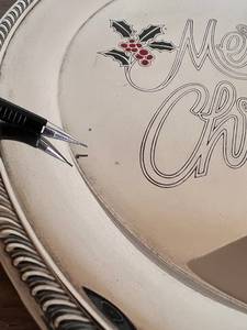 Plato Decorativo Navideño Redondo Vintage con Diseño de Acebo y Texto de Feliz Navidad, Platos Metálicos Pintados a Mano para Fiestas - Product Image 4