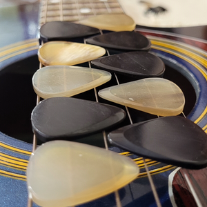 Juego de 10 púas triangulares exóticas de cuerno de búfalo real con orificio para un mejor agarre - Product Image 4