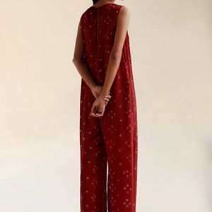 จั๊มสูทลายดอกไม้ผ้าเรยอนคุณภาพสูงสำหรับฤดูร้อนปี 2026 สำหรับผู้หญิง ขายส่ง จั๊มสูทคอวีแขนกุด ชุดราตรี - Product Image 3