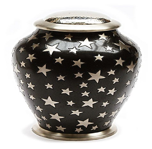 Urna blanca hecha a mano con intrincados diseños de hojas plateadas. Un tributo tranquilo y clásico, disponible a precios de mayorista. - Product Image 5