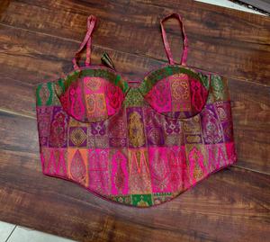 Blouse de sari style corset en brocart rouge patchwork avec lien à nouer au dos - Product Image 2