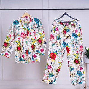 ชุดนอนผ้าฝ้ายพิมพ์ลายดอกไม้ลายทางแนวตั้งสำหรับผู้หญิง ทำมือ ดีไซน์ทันสมัย แขนยาว สำหรับฤดูร้อนและฤดูใบไม้ผลิ - Product Image 1