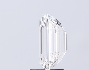 Diamant taille émeraude 3,05 carats, éclat éblouissant, clarté impeccable et beauté purement incolore dans une élégance intemporelle. - Product Image 3