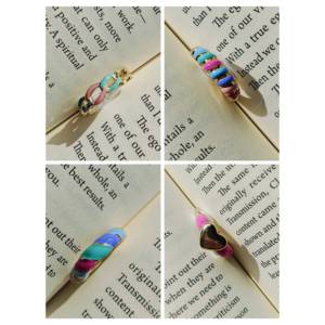 Anillo de cadena chapado en oro con esmalte pastel elegante y detalles o diseños multicolor para recuerdos de fiesta de gatitos - Product Image 2